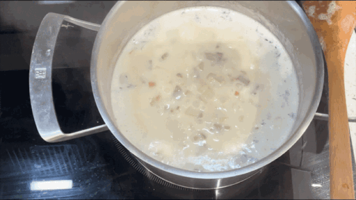 Rich and Satisfying Clam Chowder: A Creamy Delight